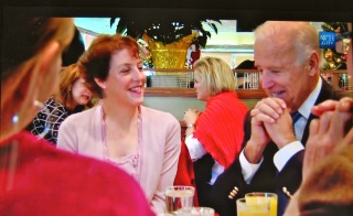 Ann-Marie Munos poursuit son échange avec Joe Biden autour d’un bon plat (photo DR WH)