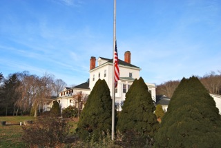 Il y a, à peine dix jours, la bannière étoilée a été mise en berne dans le Connecticut (photo Dahmane Soudani)