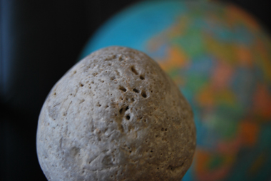 L’astéroïde « 2012 DA14 » s'approche de la Terre (illustration Dahmane Soudani)