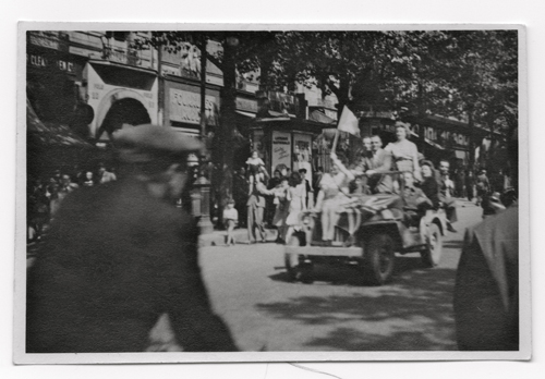 Groupe de personnes entassées sur un véhicule militaire (photo John Whitmore)