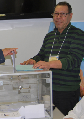 L’isoloir en bleu, derrière cet assesseur, ne procure pas une confidentialité suffisante (photo DR)