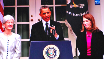 Barack Obama entouré de Kathleen Sebelius  et de Sylvia Mathews-Burwell (photo écran DR  WH)
