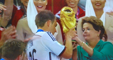 Dilma Roussef grille la politesse à Angela Merkel (photo d’écran)