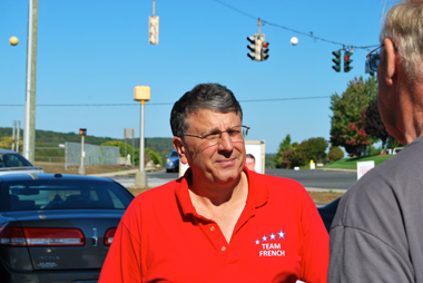 John French expliquant son programme à un usager (photo Dahmane Soudani)