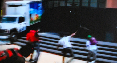 Jets de pierres contre un bâtiment (pht écran-DR)