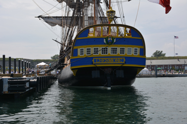 L’Hermione à Newport. En arrière-plan, on aperçoit Fort Adams (photo Dahmane Soudani)