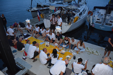 Les équipages de la flottille en pique-nique hier soir (photo Dahmane Soudani)